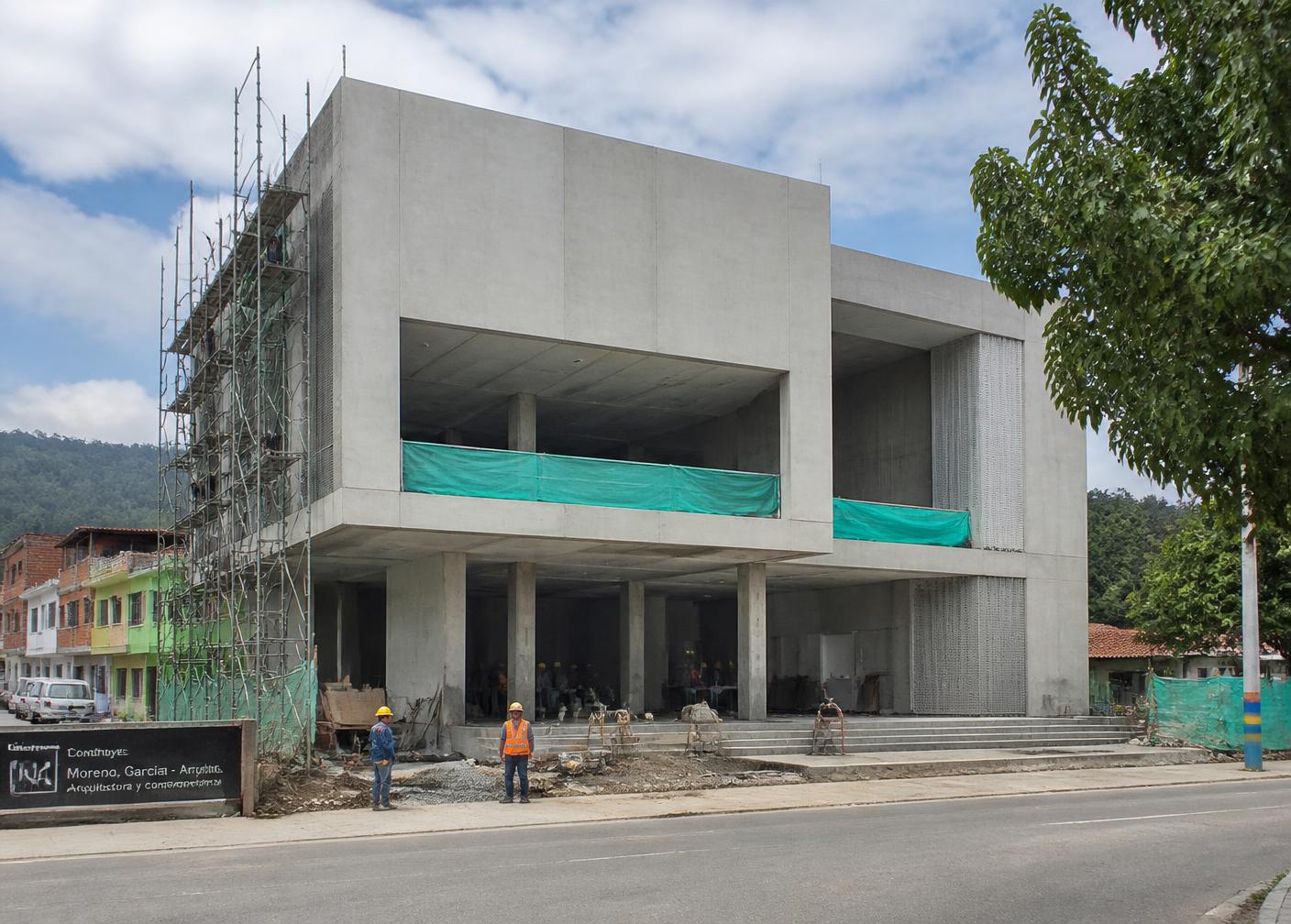 Edificación institucional en construcción con estructura de concreto y andamios